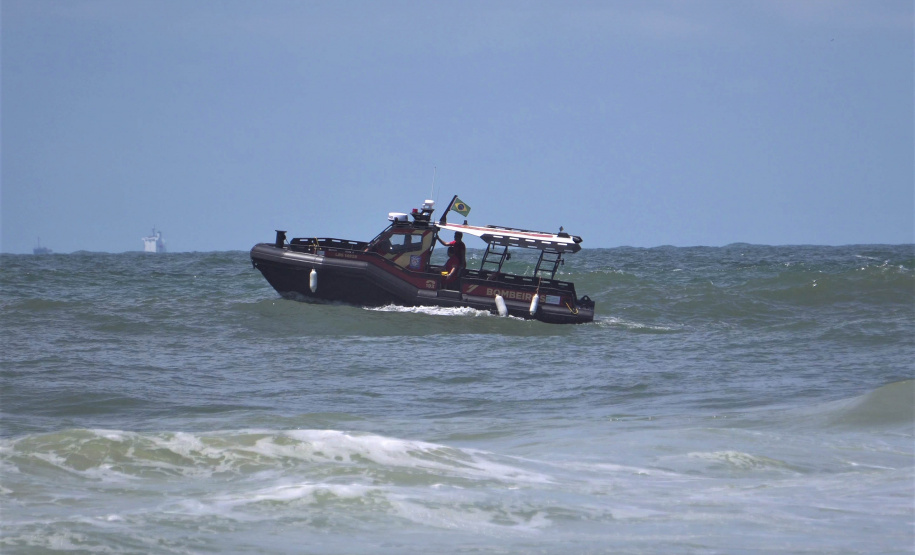 Corpo de Bombeiros salva 15 pessoas após naufrágio de embarcação na Ilha do Mel