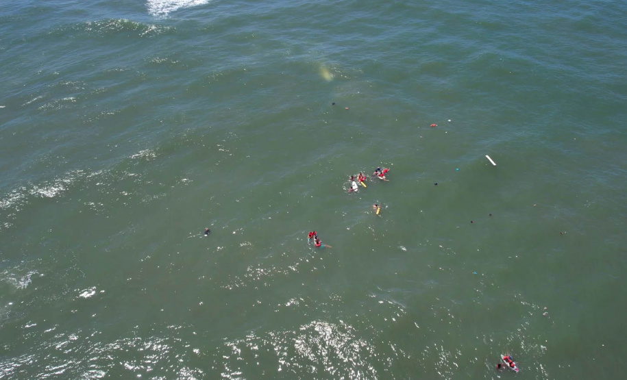 Corpo de Bombeiros salva 15 pessoas após naufrágio de embarcação na Ilha do Mel