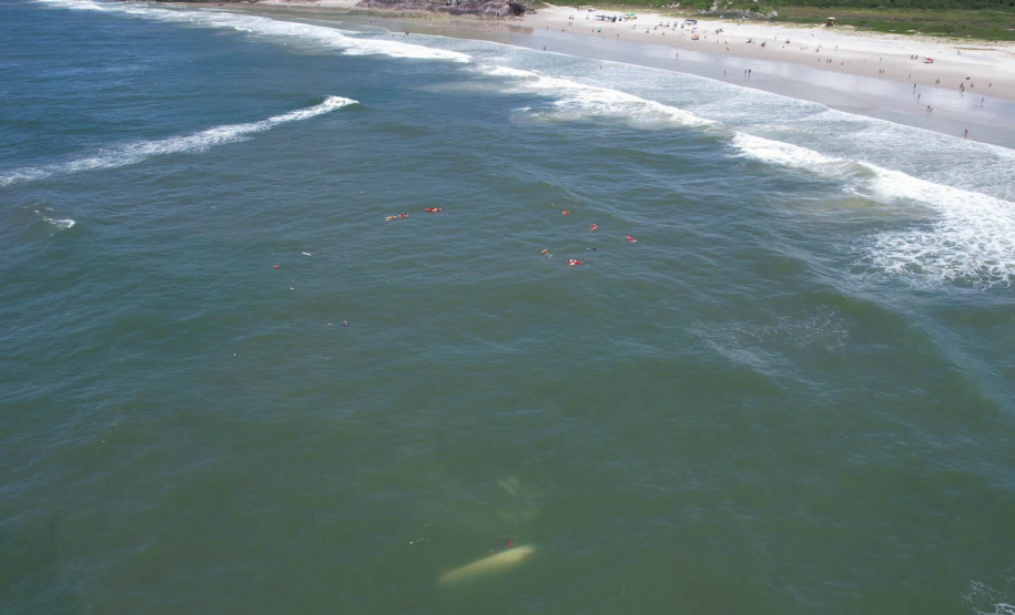 Corpo de Bombeiros salva 15 pessoas após naufrágio de embarcação na Ilha do Mel