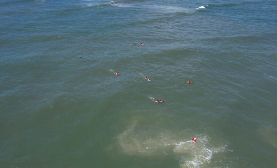 Corpo de Bombeiros salva 15 pessoas após naufrágio de embarcação na Ilha do Mel