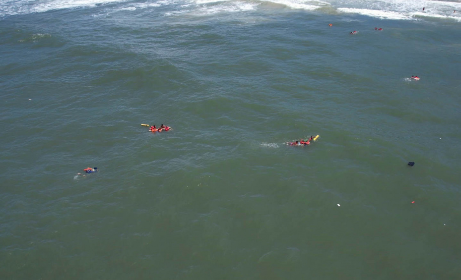 Corpo de Bombeiros salva 15 pessoas após naufrágio de embarcação na Ilha do Mel
