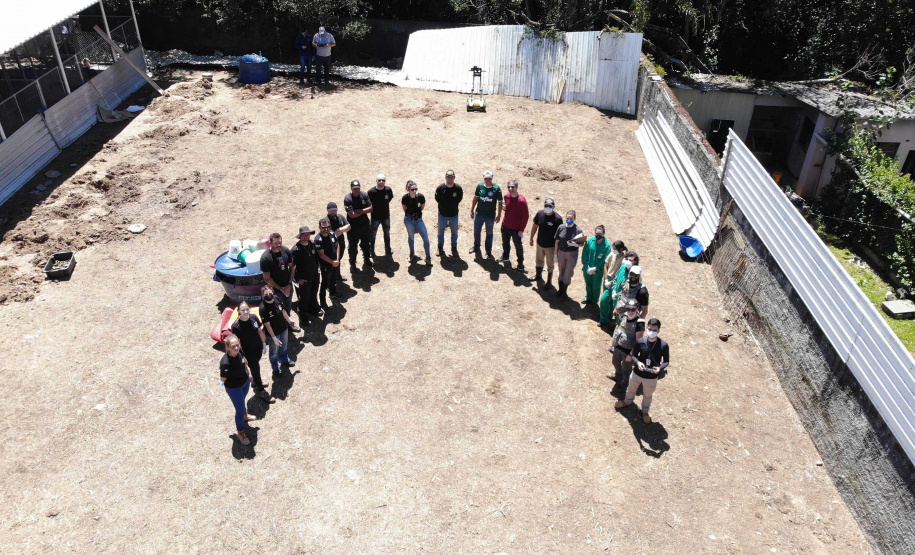 Polícia Científica encontra ossadas enterradas na casa dos 300 cães resgatados