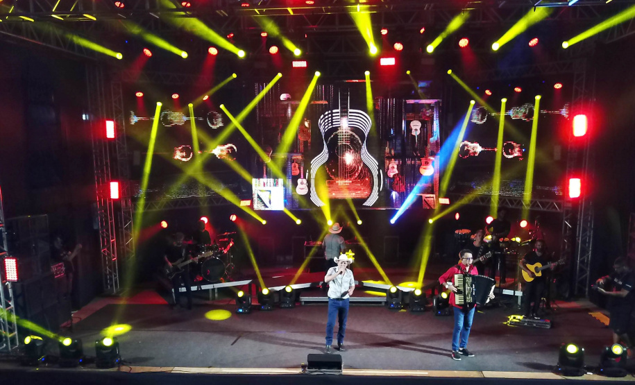 Dupla George Henrique & Rodrigo e Trio Parada Dura agitaram noite de sábado no Litoral