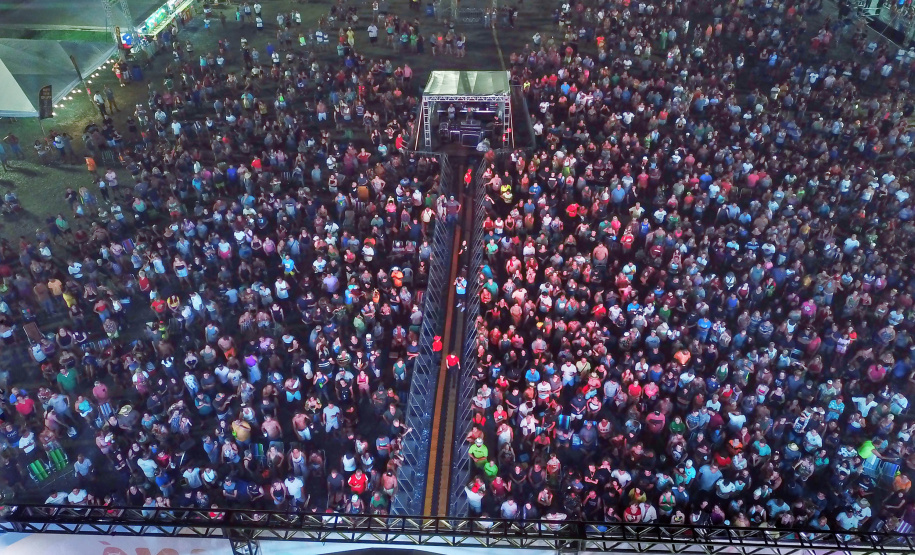 Dupla George Henrique & Rodrigo e Trio Parada Dura agitaram noite de sábado no Litoral