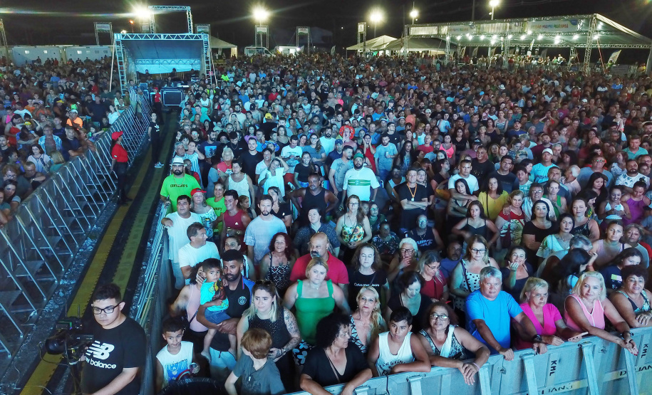Dupla George Henrique & Rodrigo e Trio Parada Dura agitaram noite de sábado no Litoral