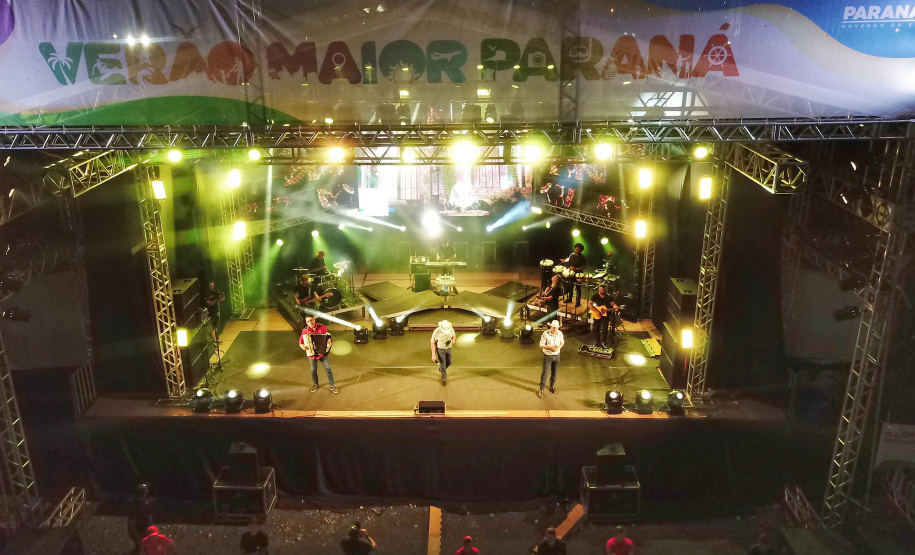 Dupla George Henrique & Rodrigo e Trio Parada Dura agitaram noite de sábado no Litoral