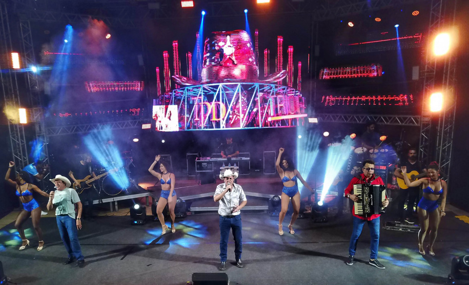 Dupla George Henrique & Rodrigo e Trio Parada Dura agitaram noite de sábado no Litoral