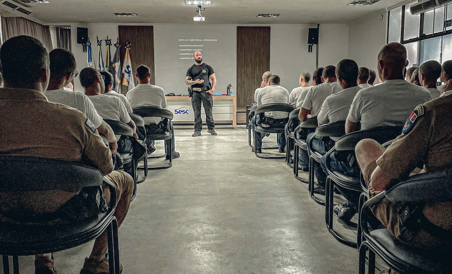 Policial penal ensina técnicas de abordagem em curso de formação de policiais militares