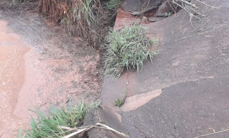 Cheia de rio atinge rodovia entre Douradina e Ivaté; DER/PR monitora situação