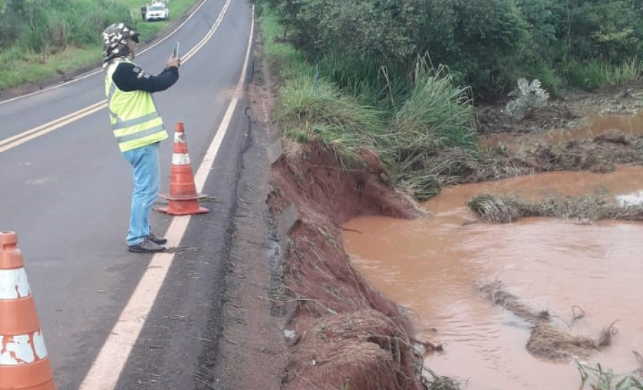 Cheia de rio atinge rodovia entre Douradina e Ivaté; DER/PR monitora situação