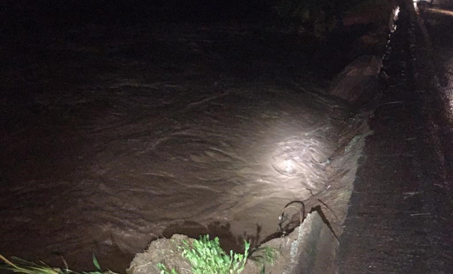 Cheia de rio atinge rodovia entre Douradina e Ivaté; DER/PR monitora situação