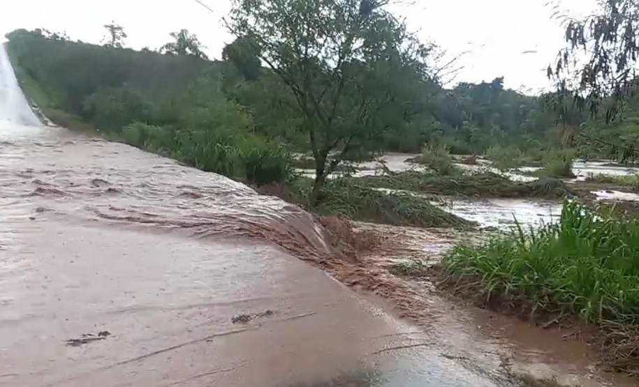 Cheia de rio atinge rodovia entre Douradina e Ivaté; DER/PR monitora situação
