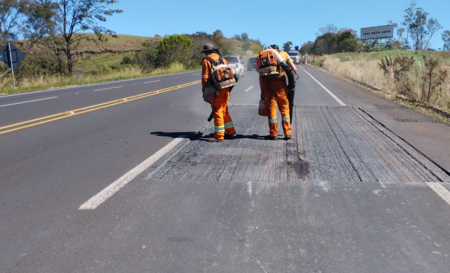 Rodovia estadual de Mandaguari recebe serviços de conservação, pintura e roçada