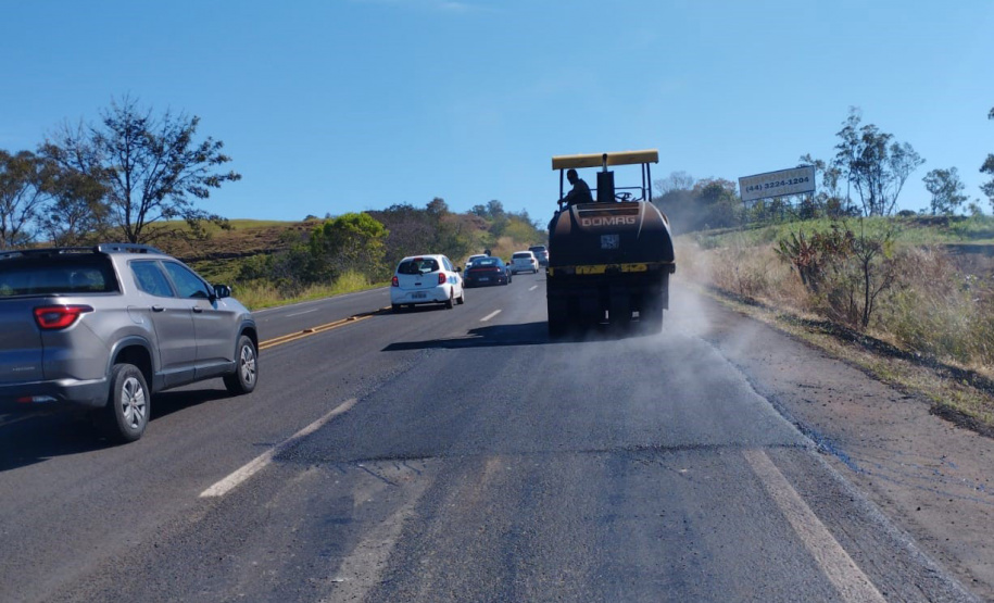 Rodovia estadual de Mandaguari recebe serviços de conservação, pintura e roçada