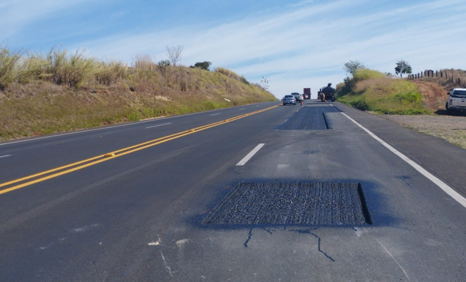 Rodovia estadual de Mandaguari recebe serviços de conservação, pintura e roçada