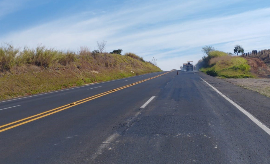 Rodovia estadual de Mandaguari recebe serviços de conservação, pintura e roçada