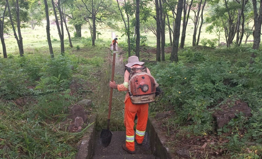 Rodovia estadual de Mandaguari recebe serviços de conservação, pintura e roçada