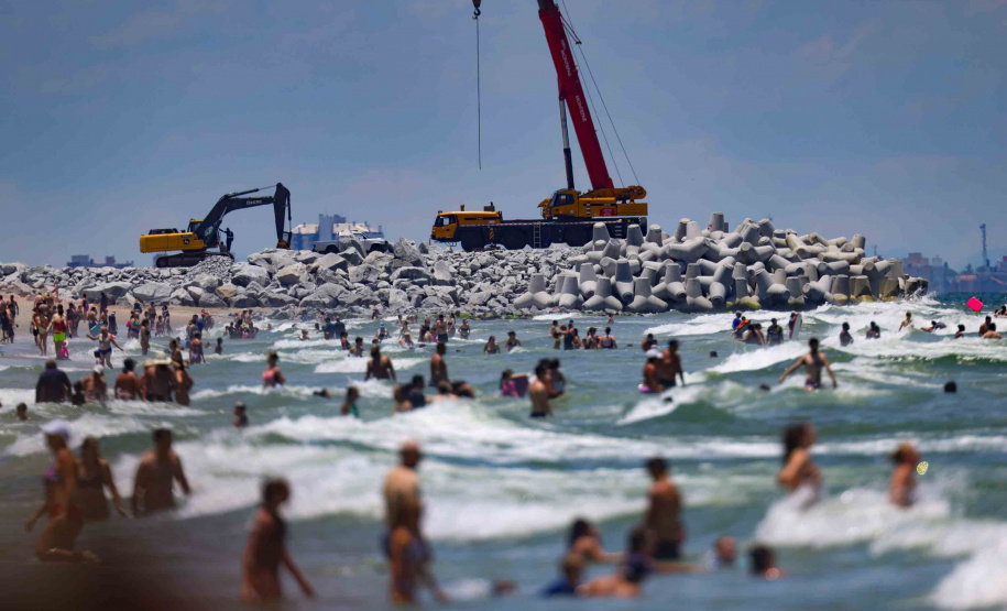 Recuperação da orla de Matinhos avança e chega a 67 % de conclusão