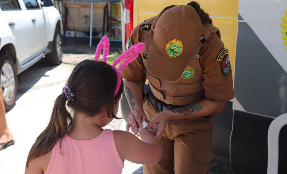 Policiais militares distribuíram mais de 17 mil pulseirinhas para crianças no Litoral