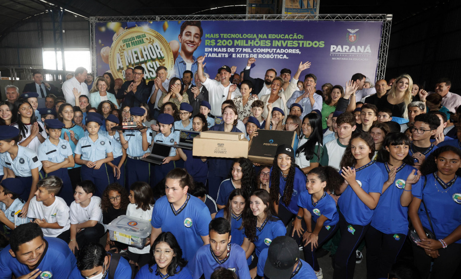 O governador Carlos Massa Ratinho Junior entregou nesta terça-feira (31) uma remessa de 77.300 equipamentos de informática que serão distribuídos pela Secretaria de Estado da Educação (Seed) às escolas da rede estadual de ensino.