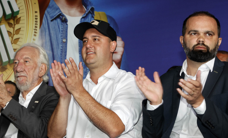 O governador Carlos Massa Ratinho Junior entregou nesta terça-feira (31) uma remessa de 77.300 equipamentos de informática que serão distribuídos pela Secretaria de Estado da Educação (Seed) às escolas da rede estadual de ensino.