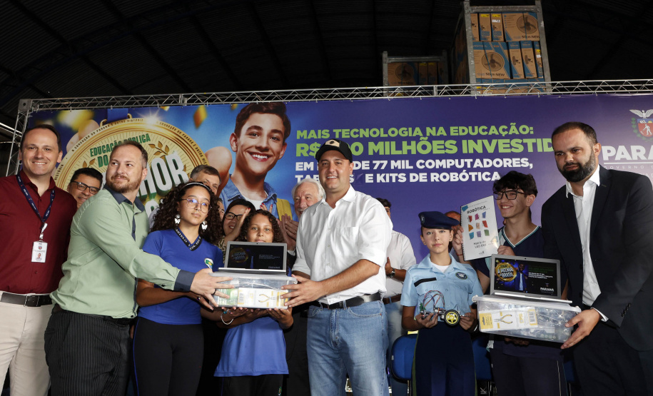 O governador Carlos Massa Ratinho Junior entregou nesta terça-feira (31) uma remessa de 77.300 equipamentos de informática que serão distribuídos pela Secretaria de Estado da Educação (Seed) às escolas da rede estadual de ensino.