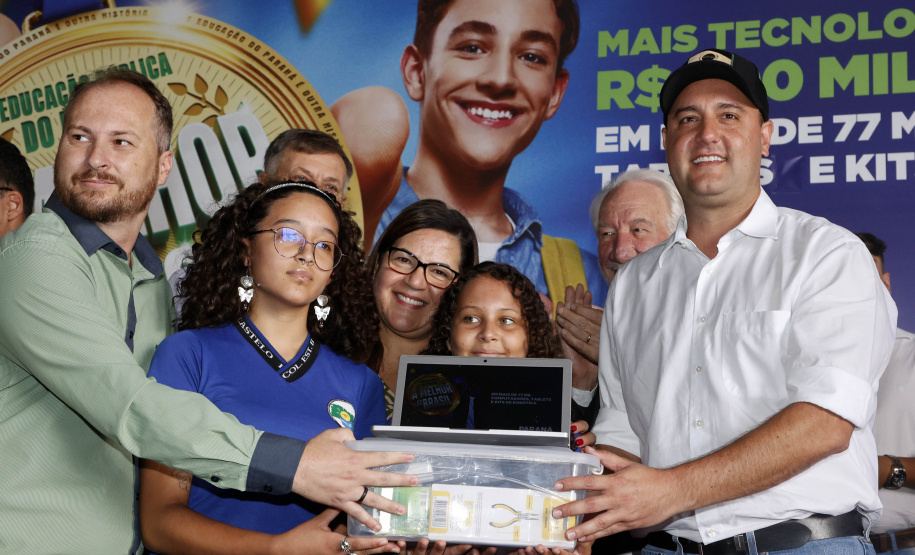 O governador Carlos Massa Ratinho Junior entregou nesta terça-feira (31) uma remessa de 77.300 equipamentos de informática que serão distribuídos pela Secretaria de Estado da Educação (Seed) às escolas da rede estadual de ensino.