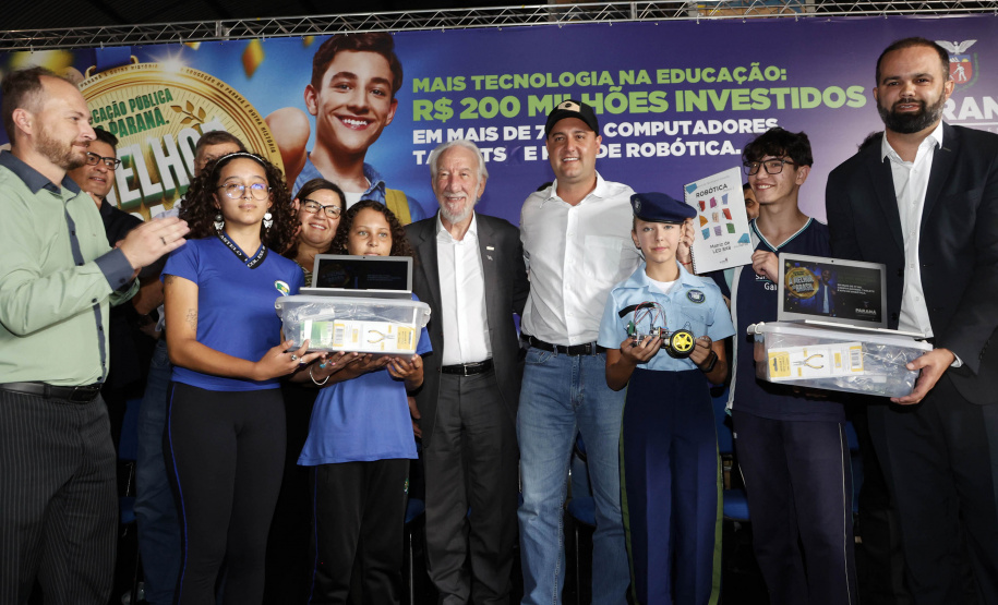 O governador Carlos Massa Ratinho Junior entregou nesta terça-feira (31) uma remessa de 77.300 equipamentos de informática que serão distribuídos pela Secretaria de Estado da Educação (Seed) às escolas da rede estadual de ensino.