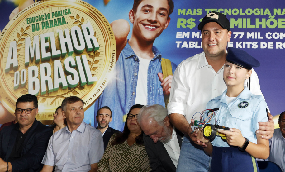 O governador Carlos Massa Ratinho Junior entregou nesta terça-feira (31) uma remessa de 77.300 equipamentos de informática que serão distribuídos pela Secretaria de Estado da Educação (Seed) às escolas da rede estadual de ensino.