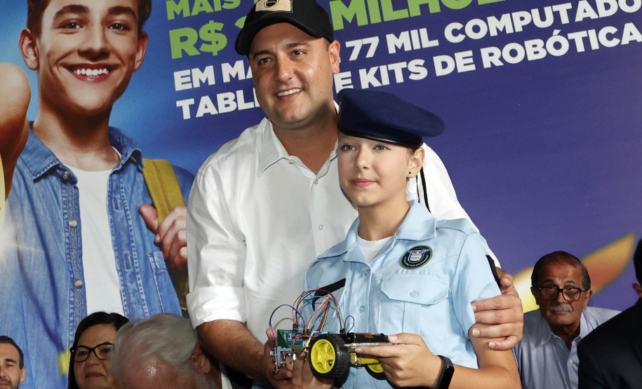 O governador Carlos Massa Ratinho Junior entregou nesta terça-feira (31) uma remessa de 77.300 equipamentos de informática que serão distribuídos pela Secretaria de Estado da Educação (Seed) às escolas da rede estadual de ensino.