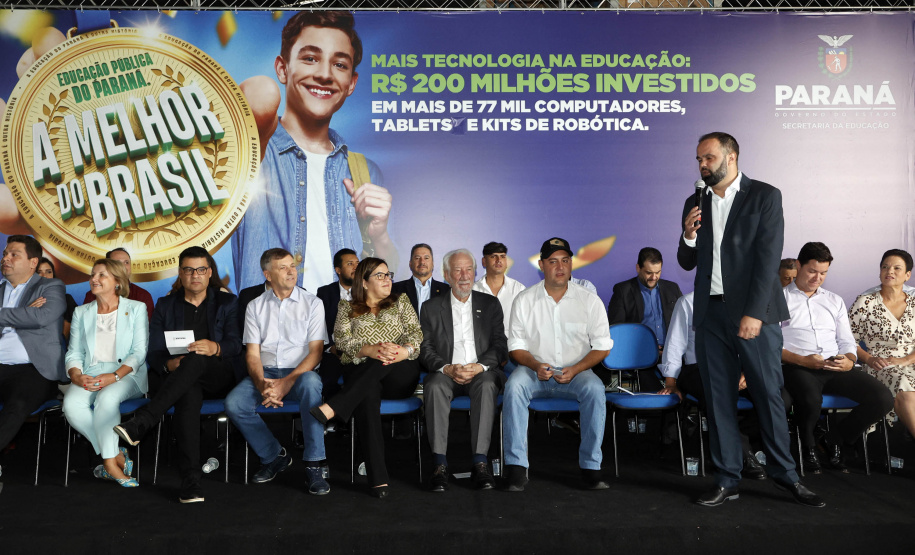 O governador Carlos Massa Ratinho Junior entregou nesta terça-feira (31) uma remessa de 77.300 equipamentos de informática que serão distribuídos pela Secretaria de Estado da Educação (Seed) às escolas da rede estadual de ensino.