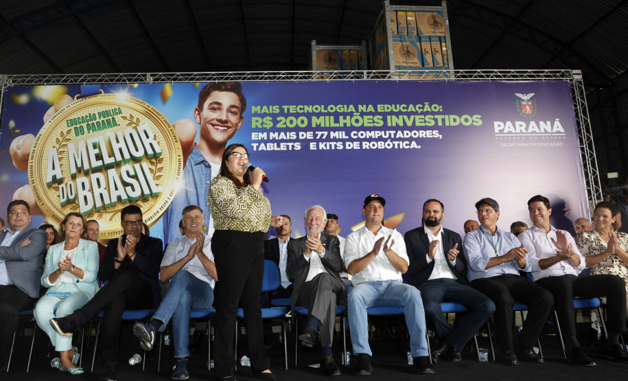 O governador Carlos Massa Ratinho Junior entregou nesta terça-feira (31) uma remessa de 77.300 equipamentos de informática que serão distribuídos pela Secretaria de Estado da Educação (Seed) às escolas da rede estadual de ensino.