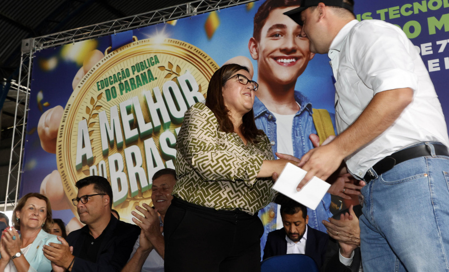 O governador Carlos Massa Ratinho Junior entregou nesta terça-feira (31) uma remessa de 77.300 equipamentos de informática que serão distribuídos pela Secretaria de Estado da Educação (Seed) às escolas da rede estadual de ensino.