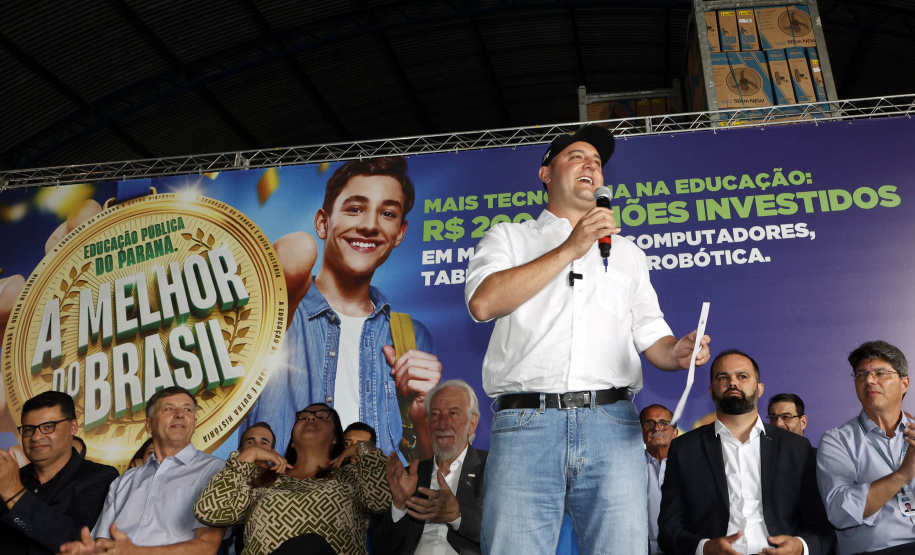 O governador Carlos Massa Ratinho Junior entregou nesta terça-feira (31) uma remessa de 77.300 equipamentos de informática que serão distribuídos pela Secretaria de Estado da Educação (Seed) às escolas da rede estadual de ensino.