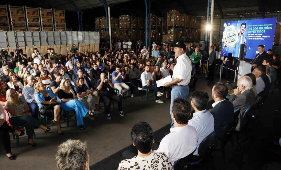 O governador Carlos Massa Ratinho Junior entregou nesta terça-feira (31) uma remessa de 77.300 equipamentos de informática que serão distribuídos pela Secretaria de Estado da Educação (Seed) às escolas da rede estadual de ensino.
