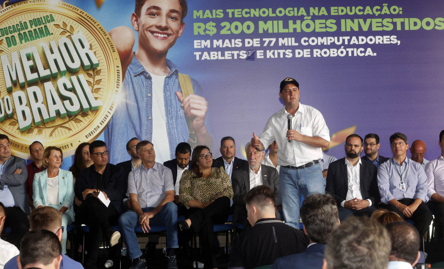 O governador Carlos Massa Ratinho Junior entregou nesta terça-feira (31) uma remessa de 77.300 equipamentos de informática que serão distribuídos pela Secretaria de Estado da Educação (Seed) às escolas da rede estadual de ensino.