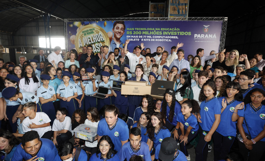 O governador Carlos Massa Ratinho Junior entregou nesta terça-feira (31) uma remessa de 77.300 equipamentos de informática que serão distribuídos pela Secretaria de Estado da Educação (Seed) às escolas da rede estadual de ensino.