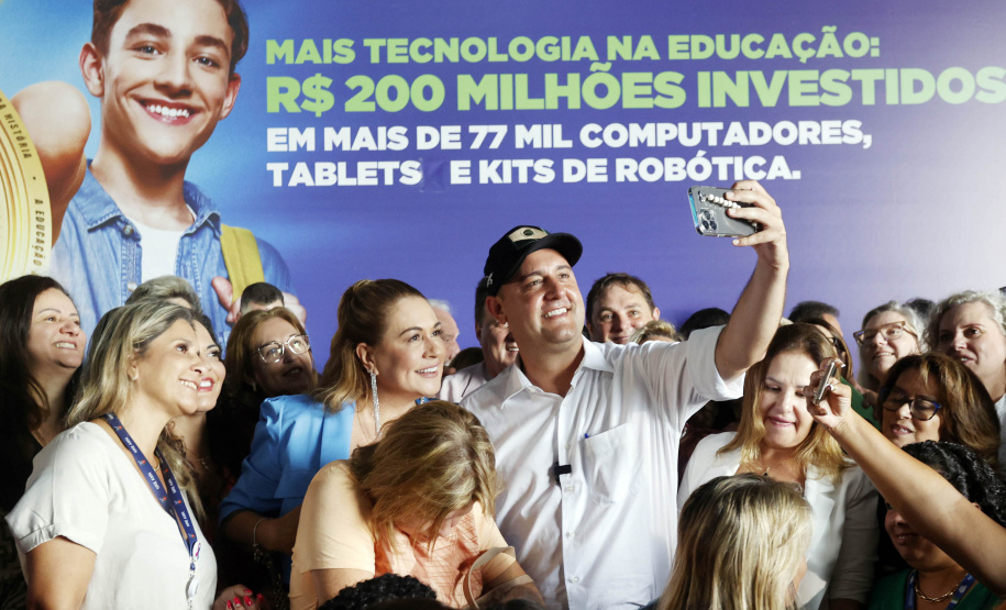 O governador Carlos Massa Ratinho Junior entregou nesta terça-feira (31) uma remessa de 77.300 equipamentos de informática que serão distribuídos pela Secretaria de Estado da Educação (Seed) às escolas da rede estadual de ensino.