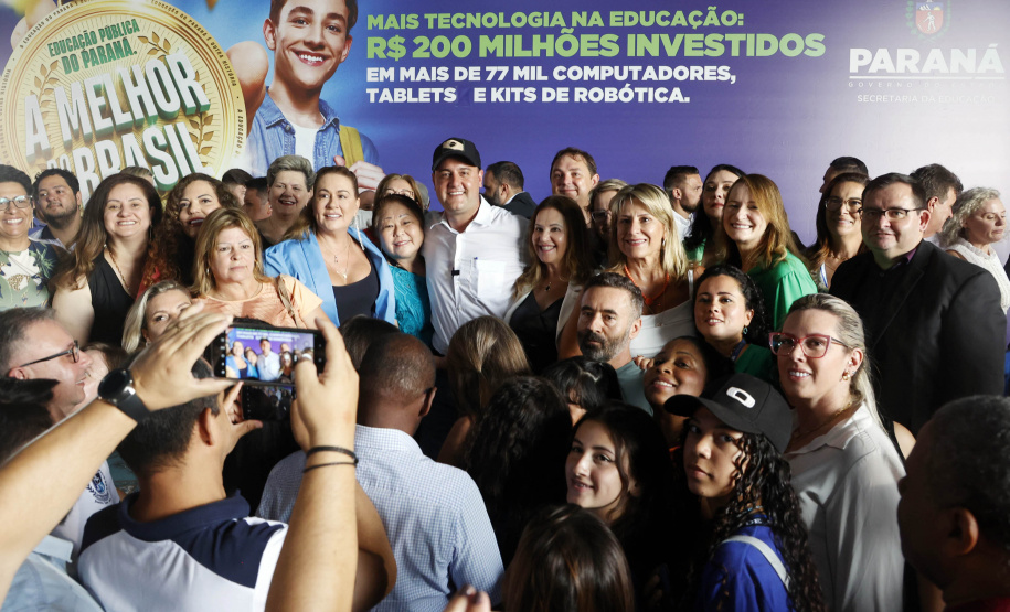 O governador Carlos Massa Ratinho Junior entregou nesta terça-feira (31) uma remessa de 77.300 equipamentos de informática que serão distribuídos pela Secretaria de Estado da Educação (Seed) às escolas da rede estadual de ensino.