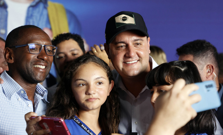 O governador Carlos Massa Ratinho Junior entregou nesta terça-feira (31) uma remessa de 77.300 equipamentos de informática que serão distribuídos pela Secretaria de Estado da Educação (Seed) às escolas da rede estadual de ensino.