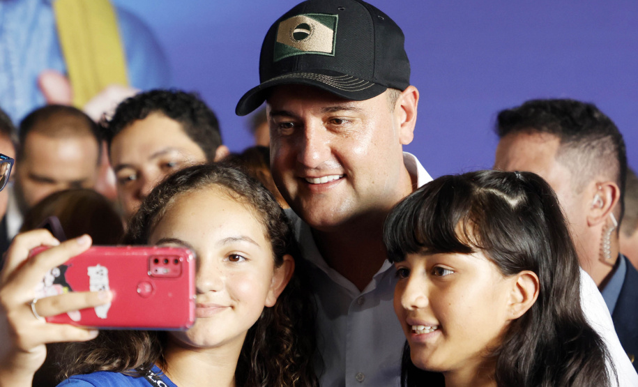 O governador Carlos Massa Ratinho Junior entregou nesta terça-feira (31) uma remessa de 77.300 equipamentos de informática que serão distribuídos pela Secretaria de Estado da Educação (Seed) às escolas da rede estadual de ensino.