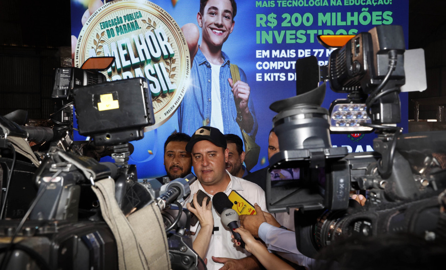 O governador Carlos Massa Ratinho Junior entregou nesta terça-feira (31) uma remessa de 77.300 equipamentos de informática que serão distribuídos pela Secretaria de Estado da Educação (Seed) às escolas da rede estadual de ensino.