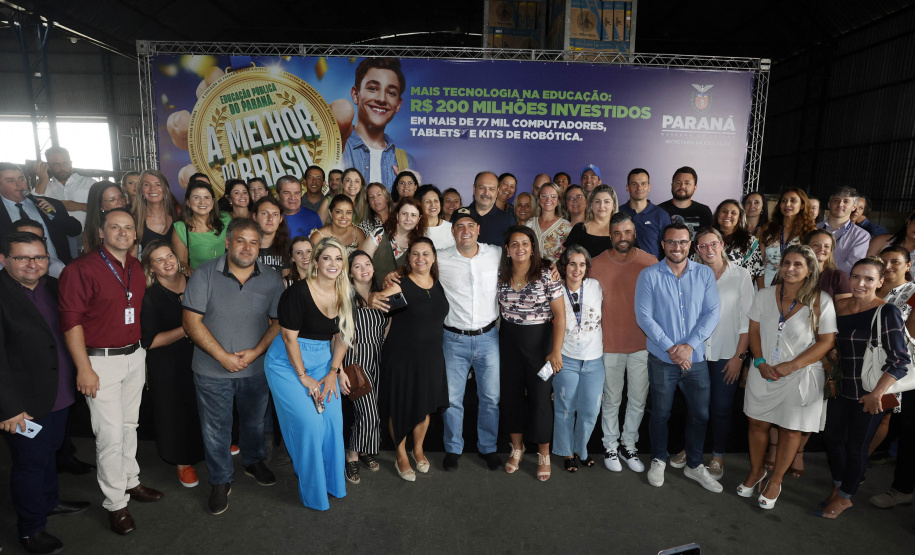 O governador Carlos Massa Ratinho Junior entregou nesta terça-feira (31) uma remessa de 77.300 equipamentos de informática que serão distribuídos pela Secretaria de Estado da Educação (Seed) às escolas da rede estadual de ensino.