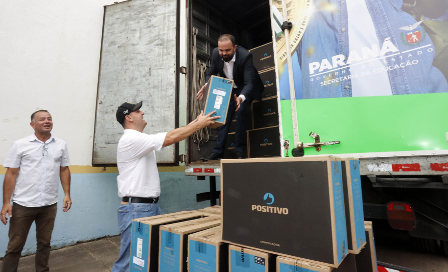 O governador Carlos Massa Ratinho Junior entregou nesta terça-feira (31) uma remessa de 77.300 equipamentos de informática que serão distribuídos pela Secretaria de Estado da Educação (Seed) às escolas da rede estadual de ensino.