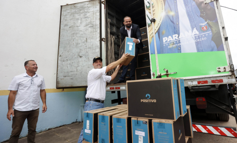 O governador Carlos Massa Ratinho Junior entregou nesta terça-feira (31) uma remessa de 77.300 equipamentos de informática que serão distribuídos pela Secretaria de Estado da Educação (Seed) às escolas da rede estadual de ensino.