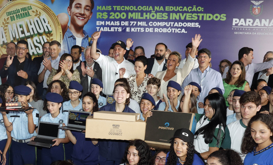 O governador Carlos Massa Ratinho Junior entregou nesta terça-feira (31) uma remessa de 77.300 equipamentos de informática que serão distribuídos pela Secretaria de Estado da Educação (Seed) às escolas da rede estadual de ensino.