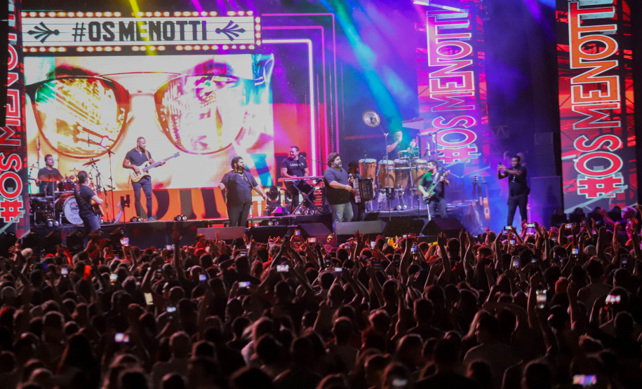 Show de Cesar Menoti e Fabiano em matinhos.Foto:Ari Dias/AEN