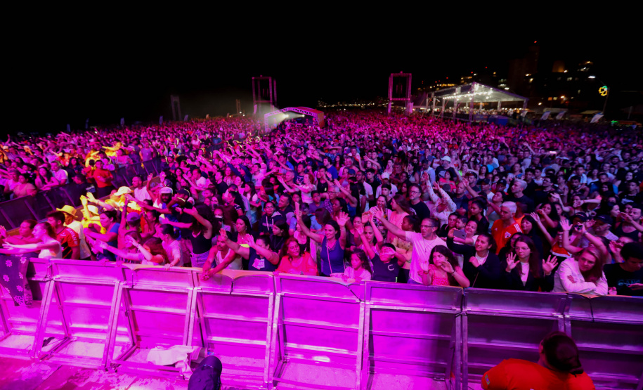 Show de Cesar Menoti e Fabiano em matinhos.Foto:Ari Dias/AEN