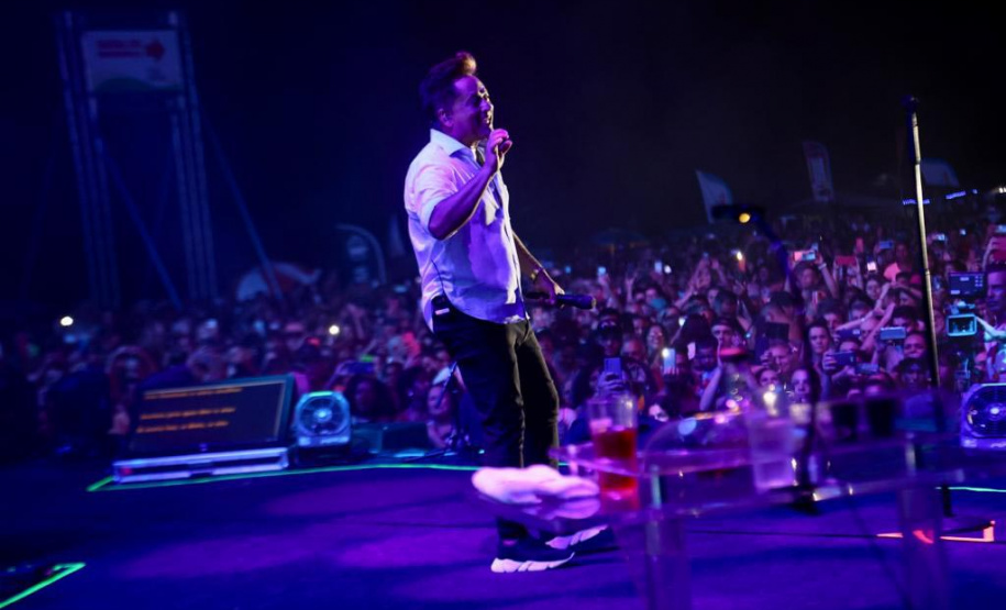 Praias de Matinhos e Pontal lotam durante shows de Leonardo e da dupla Bruno & Barretto