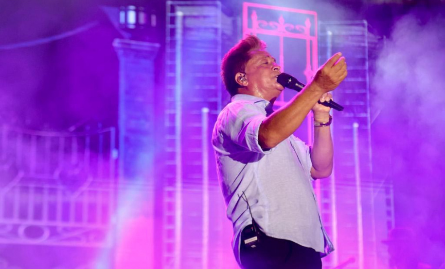 Praias de Matinhos e Pontal lotam durante shows de Leonardo e da dupla Bruno & Barretto